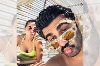 टाइगर प्रिंट बिकिनी में बीच पर दौड़ीं मलाइका अरोड़ा, अठखेलियां देखकर अर्जुन कपूर ने दिया ये रिएक्शन