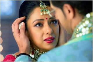 Anuj Kisses Anupama in Romantic Episode, #MaAn Fans Say 'She Melted on His Touch'