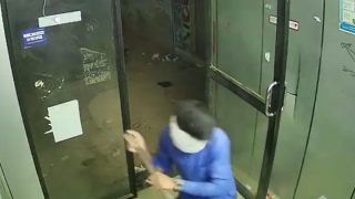 ATM में चोरी और तोड़फोड़ का ऐसा वीडियो आपने पहले कभी नहीं देखा होगा, देखें