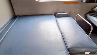 Indian Railways: ट्रेन में बच्चों को सुलाने में नहीं आएगी दिक्कत, रेलवे ने शुरू की नई पहल, जानें- क्या है बेबी बर्थ?