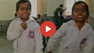 School Ka Video: आदेश मिलते ही स्कूली बच्चे ने क्लास में मचा दिया तहलका, जो भी सामने आया उस पर टूट पड़ा- देखें वीडियो