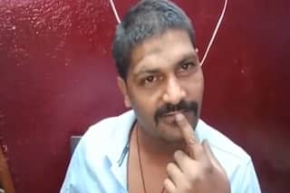 शराबबंदी की धज्जियां उड़ाता लोको पायलट, ट्रेन स्टेशन पर रोककर शराब पीने पहुंचा, लोग करते रहे इंतजार