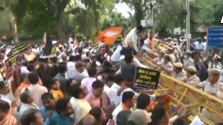 तेजिंदर सिंह बग्‍गा के मामले में पिता की शिकायत पर FIR दर्ज, BJP ने AAP कार्यालय के बाहर भारी विरोध प्रदर्शन किया