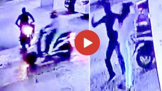 Girl Boy Fight Video: बाइक और स्कूटी की टक्कर होते ही लड़का-लड़की ने खो दिया आपा, फिर खूब बरसे चांटे- देखें वीडियो