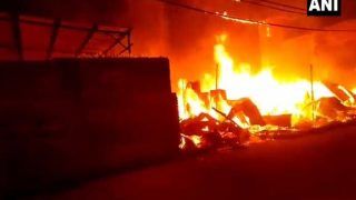 Delhi Fire: फर्नीचर गोदाम में लगी भयंकर आग, 11 फायर टेंडर बुझाने के ऑपरेशन में जुटीं