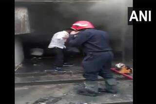Delhi Fire: जीटी करनाल रोड पर बैंक्वेट हॉल में  लगी आग में एक स्‍टॉफ की मौत, रेस्क्यू ऑपरेशन पूरा