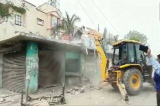 UP: कानपुर में हत्या, लूट, जबरन वसूली के आरोपी मोहम्मद आसिफ उर्फ पप्पू स्मार्ट की अवैध संपत्ति पर चला योगी सरकार का बुल्‍डोजर