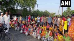 महाराष्ट्र के इस गांव में बूंद-बूंद पानी को तरस रहे लोग, बर्तन लेकर सड़कों पर उतरीं महिलाएं, देखें तस्वीरें...