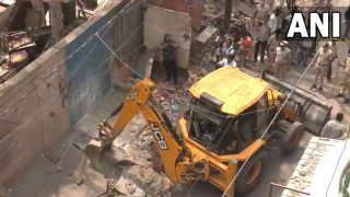घर गिराए जाने की कार्रवाई से पहले तीन महिलाओं ने जहर खाया, हालत गंभीर