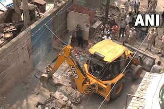 दिल्ली में आज इन इलाकों पर चला बुलडोजर, तनातनी के बीच जारी है सियासी घमासान