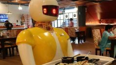 घूमिये नोएडा का एक ऐसा रेस्टोरेंट जहां इंसान नहीं बल्कि रोबोट परोसते हैं टूरिस्टों को खाना