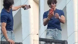 Shah Rukh Khan Wishes Eid Mubarak From Mannat After 2 Years, Fans Say 'Finally Chaand Aya'
