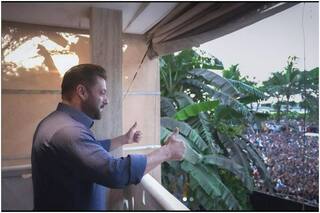 Salman Khan Wishes Eid Mubarak in His Trademark Swag From Balcony, Bhai Fans go Crazy