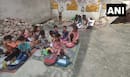 यूपी में ऐसा भी स्कूल..लू-चिलचिलाती गर्मी, खुले आसमान के नीचे इस तरह से पढ़ते हैं नन्हे-मुन्ने बच्चे
