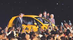 Viral Video: Ratan Tata Arrives at Mumbai's Taj Hotel in Nano Without Security. Watch