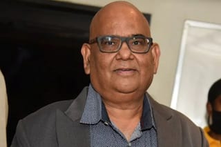 एक्टर Satish Kaushik एयरलाइन कंपनी पर लगाए गंभीर आरोप, 25000 रुपए भी लिए और...