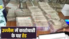 मध्ययप्रदेश के उज्जैन में एक हवाला कारोबारी के घर रेड में 50 लाख कैश बरामद हुए। Watch Video