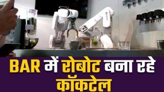 कर्मचारियों की कमी को दूर कर रहा रोबोट, खुद बना रहा Cocktail | Watch Video