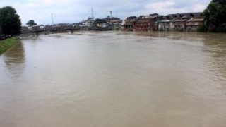 Flood Alert in Kashmir, Rains Send Mercury Level Nose-diving