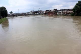 Flood Alert in Kashmir, Rains Send Mercury Level Nose-diving