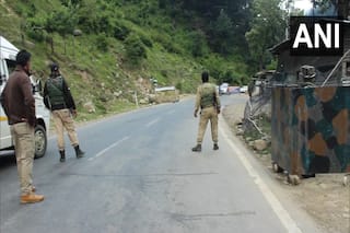 जम्मू-कश्मीर में आतंकी हमले की साजिश नाकाम, लश्कर-ए-तैयबा के दो आतंकी ढेर, एक पुलिसकर्मी घायल