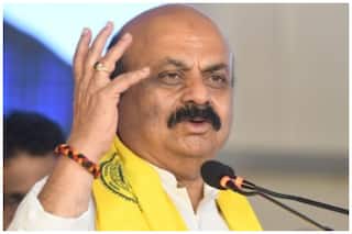 कर्नाटक में कोरोना के मामलों में आई तेजी ने फिर बढ़ाई टेंशन, सीएम ने मांगी रिपोर्ट- क्या फिर लगेगी पाबंदी?