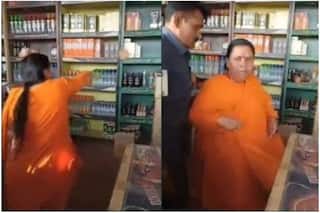 शराब की दुकान पर लगे भगवा झंडा उतरवाने पहुंच गईं उमा भारती, बोलीं- आज बहुत शर्मिंदा हूं