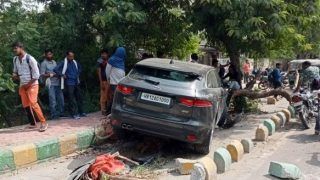 Speeding Jaguar Car Tramples Street Vendors in Ghaziabad's Indirapuram; 3 Injured, Driver Absconding