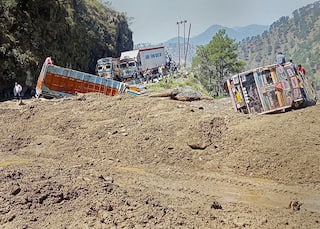Boulders Blocking Jammu-Srinagar National Highway Blasted, Traffic Movement Likely to be Normal by Friday Noon