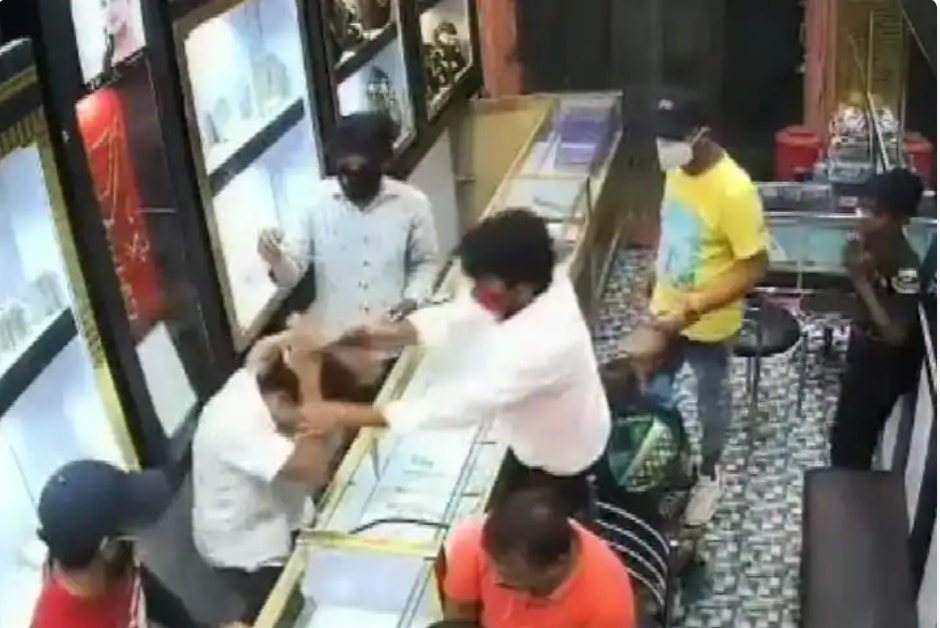 Bihar Shocker: Armed Robbers Loot Jewellery Shop In Hajipur, Owner Shot Dead | Video
