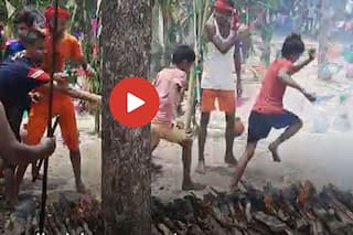 Viral Video: जलती हुई लकड़ियों पर नंगे पांव दौड़ पड़े बच्चे, नजारा देख हिल गए लोग- देखें वीडियो
