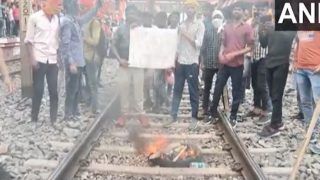 Agnipath Scheme Protest: बिहार के नवादा में भाजपा कार्यालय को फूंका, ट्रेनों में लगाई आग, देखें वीडियो