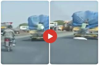 Chor Ka Video: चलती ट्रक से बाइक सवार लड़कों ने उड़ा लिया माल, चोरी के अंदाज को देख हिल गया इंटरनेट- देखें वीडियो