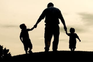 Happy Father's day: खुदा ने मुझे एक तोहफे से नवाजा है... पापा! अपने पापा को सुनाएं ये शायरियां