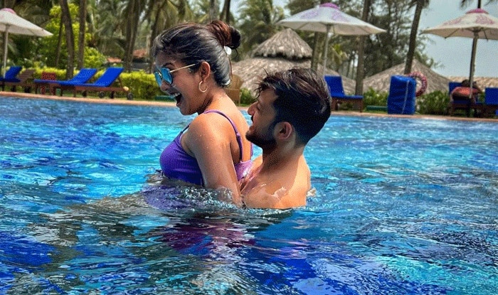 बिकिनी पहन पूल में बेकाबू हुईं अजय देवगन की ऑनस्क्रीन बेटी, पति ने ऐसे संभाला
