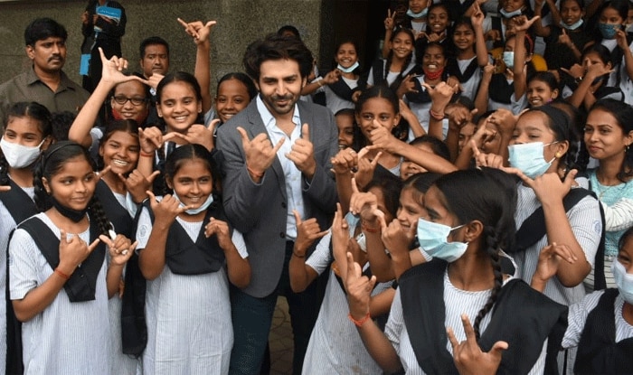 कार्तिक आर्यन ने 'भूल भुलैया 2' की स्पेशल स्क्रीनिंग के दौरान NGO के बच्चों के साथ मनाया जश्न, करोड़ों कमा रही है फिल्म