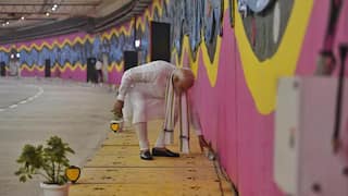 Video: PM Modi Picks Up Litter with Bare Hands at Newly Launched ITPO Tunnel in Delhi's Pragati Maidan | WATCH