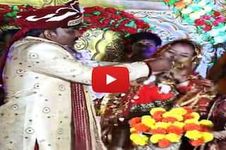 Bride Groom Video: दुल्हन ने नहीं खाई मिठाई तो भड़क गया दूल्हा, स्टेज पर ही दोनों में चलने लगे चांटे- देखें वीडियो