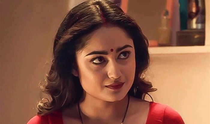 दीवार पर Evil eye लटका कर आश्रम की बबीता ने बेड पर दिए पोज़, लोग बोले-बॉबी देओल आ जाएंगे