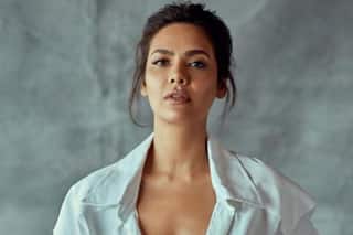 Aashram 3 के बाद बढ़ गई है बाबा निराला की 'सोनिया' की डिमांड, देखें  Esha Gupta की लेटेस्ट फोटो