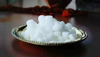 कपूर का यह चमत्कारी उपाय करने से दूर होगी आर्थिक तंगी, हो जाएंगे मालामाल, पितर दोष से भी मिलेगा छुटकारा