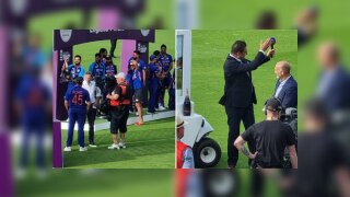 Virat Kohli Offers Champagne to Ravi Shastri After India Beat England at Manchester; PIC Goes Viral