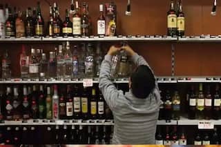 Delhi Liquor News: दिल्ली सरकार ने शराब की दुकानों के लाइसेंस की अवधि 31 अगस्त तक बढ़ाने का फैसला किया