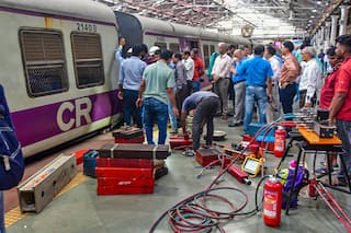 Mumbai Local Train Derails at Chhatrapati Shivaji Maharaj Terminus, None Injured; Harbour Line Services Affected