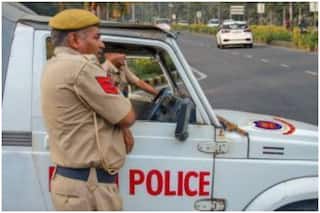 पुलिसकर्मियों की आंख में मिर्च पाउडर झोंक बदमाशों ने हत्या के आरोपियों पर की गोलीबारी, 1 की मौत; जानें पूरा मामला