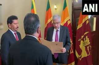 श्रीलंका में संकट के बीच रानिल विक्रमसिंघे ने अंतरिम राष्ट्रपति के तौर पर ली शपथ