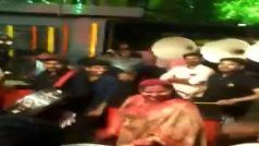Video: मुख्यमंत्री बने एकनाथ शिंदे को देखते ही खुशी से झूम उठीं पत्नी लता शिंदे, स्वागत में जमकर बजाया ड्रम