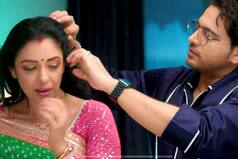 Anuj Removes Anupama's Jewellery, Caresses Her Hair And Fall Asleep - #MaAn Fans Want Passionate Intimacy Now