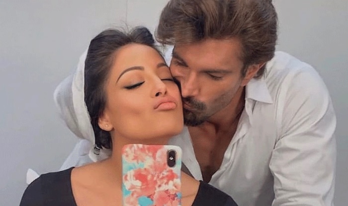 बिपाशा बासु-करण सिंह ग्रोवर की प्राइवेट रोमांटिक फोटोज़ वायरल, इश्क की चाशनी में सुध-बुध खो बैठे और...