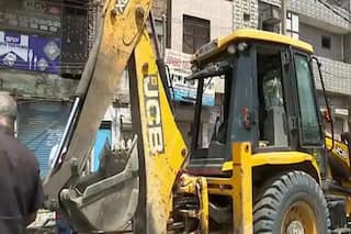 यूपीः फर्नीचर कारोबारी के घर बुलडोजर चलवाने वाले SDM के खिलाफ एक्शन, बकाया पैसा मांगने पर की थी कार्रवाई